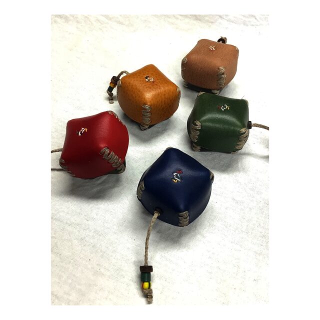 ・
・
・

Quietly, makers converge
𓊗 アリィの冬と夏 Re.17 – 𝚁𝚎𝚏𝚕𝚘𝚛𝚎𝚛𝚎
~ exhibitor introduction ~

◎ atelier Yazd｜革の鞄・小物
📍 三重県
@atelier_yazd

鞄作りを始めて20年以上。
革や生地など、その時に使える最善の素材と、最善の作りで。ひとつひとつ、しっかりとお作りしています。

「持って楽しい」「見て楽しい」
「持っている人を見ていて楽しい」。
そんな気持ちを大切に、日々の道具を届けるatelier Yazd。

厳しい出来事が多い世の中でも、
心の中にほわりと光が灯されるような作品を。

┈┈┈┈┈┈┈┈
📎 出展者の背景・情報は公式サイトにて
More details on our website — link in bio

@algvos_sub

—

アリィの冬と夏 Re.17 – 𝚁𝚎𝚏𝚕𝚘𝚛𝚎𝚛𝚎
🗓️ 2026年2月7日（土）– 8日（日）
📍 浜松卸商センター アルラ 全館ほか

#アリィの冬と夏2026
#Re17
#Reflorere
#革鞄
#浜松イベント