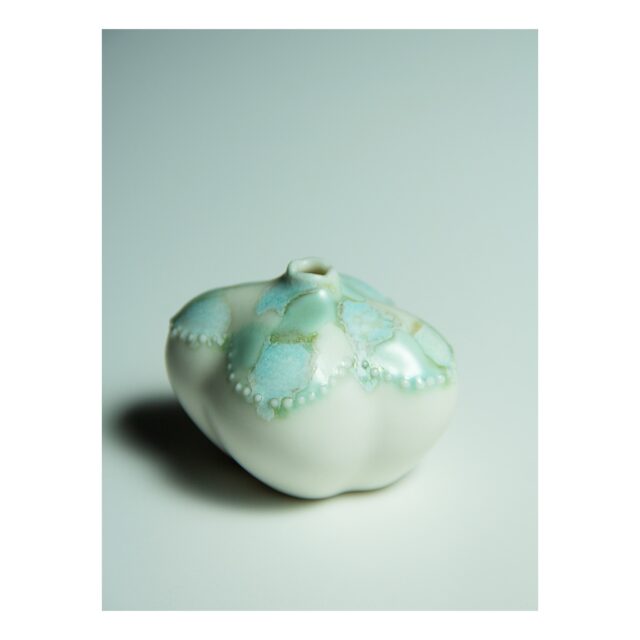 ・
・
・
Quietly, makers converge
𓊗 アリィの冬と夏 Re.17 – Reflorere
~ exhibitor introduction ~

◎ 吉永ひな野｜陶（花器・オーナメント・うつわ）
📍 岐阜県
@y.hi.hinano

植物や動物など、自然が生む丸みや規則性。
写し取るのではなく、抽象化し再構築されたかたちに、
わたしたちの記憶に眠る自然への思いが、そっと響き合います。

冬の透き通った光をまとった作品が、
暮らしをやわらかく豊かにしてくれますように。

┈┈┈┈┈┈┈┈
📎 出展者の背景・情報は公式サイトにて
More details on our website — link in bio

@algvos_sub

—

アリィの冬と夏 Re.17 – 𝚁𝚎𝚏𝚕𝚘𝚛𝚎𝚛𝚎
🗓️ 2026年2月7日（土）– 8日（日）
📍 浜松卸商センター アルラ 全館ほか

#アリィの冬と夏2026
#Re17
#Reflorere
#陶器
#浜松イベント