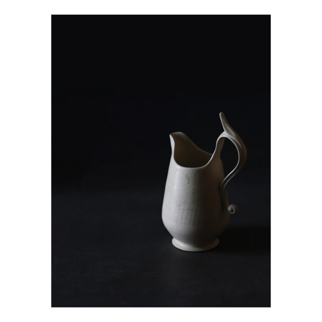 ・
・
・
Quietly, makers converge
𓊗 アリィの冬と夏 Re.17 – Reflorere
~ exhibitor introduction ~

◎ 雪窯｜器・花器・カトラリーレスト・陶アクセサリー
📍 兵庫県
@yuki.potter

料理が主役。器は、額縁のように。
食卓や花を引き立てるためのかたちに、
植物や動物の有機的なレリーフがそっと宿ります。

忙しい日々のなかで
食事の時間がいちばん穏やかになる瞬間。
そのひとときが、さらに豊かに輝きますように。

┈┈┈┈┈┈┈┈
📎 出展者の背景・情報は公式サイトにて
More details on our website — link in bio

@algvos_sub

—

アリィの冬と夏 Re.17 – 𝚁𝚎𝚏𝚕𝚘𝚛𝚎𝚛𝚎
🗓️ 2026年2月7日（土）– 8日（日）
📍 浜松卸商センター アルラ 全館ほか

#アリィの冬と夏2026
#Re17
#Reflorere
#うつわ
#浜松イベント