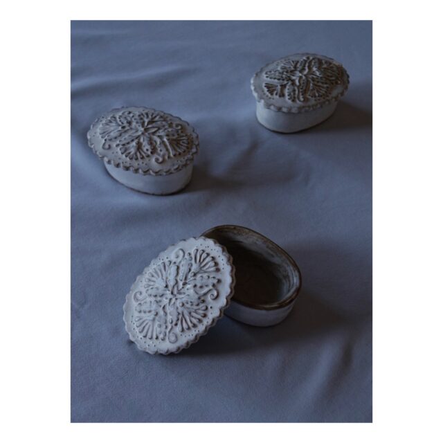 ・
・
・
Quietly, makers converge
𓊗 アリィの冬と夏 Re.17 – Reflorere
~ exhibitor introduction ~

◎ 樋口唯｜陶のうつわ・ボタン
📍 愛知
@yui_higuchi.o

日常に使う器を中心に、
身近な草花や空想の植物をモチーフに。
後世にも受け継がれることを願って、
丁寧に装飾が施されています。

「ふたたび花ひらく」というテーマと重なる、
初出店。ぜひ会場で手に取って。

┈┈┈┈┈┈┈┈
📎 出展者の背景・情報は公式サイトにて
More details on our website — link in bio

@algvos_sub

—

アリィの冬と夏 Re.17 – 𝚁𝚎𝚏𝚕𝚘𝚛𝚎𝚛𝚎
🗓️ 2026年2月7日（土）– 8日（日）
📍 浜松卸商センター アルラ 全館ほか

#アリィの冬と夏2026
#Re17
#Reflorere
#陶のうつわ
#浜松イベント