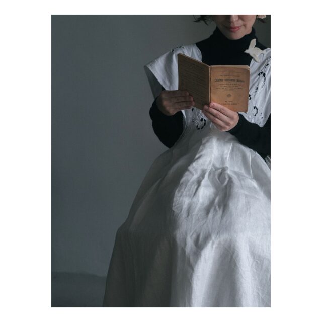 ・
・
・
Quietly, makers converge
𓊗 アリィの冬と夏 Re.17 – 𝚁𝚎𝚏𝚕𝚘𝚛𝚎𝚛𝚎
~ exhibitor introduction ~

◎ kaleco｜洋服・装身具
📍 岐阜県
@kaleco.made

アンティークのレースやクロス、ボタン。
大切に受け継がれてきた素材を、
服やアクセサリー、バッグへと
新しいかたちに仕立て直す kaleco の仕事。

穏やかで、緩やかな時間の中で、
誰かのために一針ずつ重ねられてきた心。
その美しさに気づいたとき、
あたたかな光が、そっと差し込みます。

┈┈┈┈┈┈┈┈
📎 出展者の背景・情報は公式サイトにて
More details on our website — link in bio

@algvos_sub

—

アリィの冬と夏 Re.17 – 𝚁𝚎𝚏𝚕𝚘𝚛𝚎𝚛𝚎
🗓️ 2026年2月7日（土）– 8日（日）
📍 浜松卸商センター アルラ 全館ほか

#アリィの冬と夏2026
#Re17
#Reflorere
#装身具
#浜松イベント