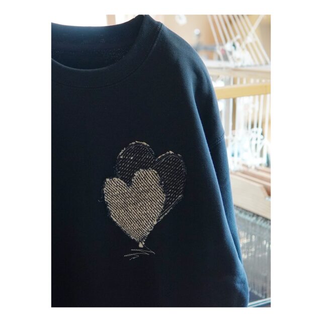 ・
・
・
Quietly, makers converge
𓊗 アリィの冬と夏 Re.17 – 𝚁𝚎𝚏𝚕𝚘𝚛𝚎𝚛𝚎
~ exhibitor introduction ~

◎ 川端デニム製作所｜手織りデニム・裂織の敷布・シルクストール ほか
📍 京都府（丹後）
@kawabatadenimseisakujyo

着物の生地産地「京都・丹後」の手織り屋。
手織りならではの織表現で、
デニム生地や裂織の敷布 “tatami” シリーズ、
シルクストールなどを織り上げています。

今回は手織りデニムを中心に、
テキスタイルを用いた服や小物雑貨も。

会場では、手織り機に触れられる
「ストリート手織り」も。
ぜひ手に取って、質感をお楽しみください。

┈┈┈┈┈┈┈┈
📎 出展者の背景・情報は公式サイトにて
More details on our website — link in bio

@algvos_sub

—

アリィの冬と夏 Re.17 – 𝚁𝚎𝚏𝚕𝚘𝚛𝚎𝚛𝚎
🗓️ 2026年2月7日（土）– 8日（日）
📍 浜松卸商センター アルラ 全館ほか

#アリィの冬と夏2026
#Re17
#Reflorere
#手織り
#デニム