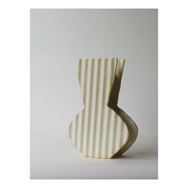 ・
・
・
Quietly, makers converge
𓊗 アリィの冬と夏 Re.17 – Reflorere
~ exhibitor introduction ~

◎ マツウラ カオリ｜陶（花器・食器）
📍 愛知県
@kaori_mts

日常を、少しスローダウンさせるためのかたち。
たたら板をずらして組み合わせた花器や、
手びねりの器に、視覚のあいまいさが宿ります。

寒さの中に、春の芽吹きを感じるような作品を。
静かな時間とともに、会場で。

┈┈┈┈┈┈┈┈
📎 出展者の背景・情報は公式サイトにて
More details on our website — link in bio

@algvos_sub

—

アリィの冬と夏 Re.17 – 𝚁𝚎𝚏𝚕𝚘𝚛𝚎𝚛𝚎
🗓️ 2026年2月7日（土）– 8日（日）
📍 浜松卸商センター アルラ 全館ほか

#アリィの冬と夏2026
#Re17
#Reflorere
#陶器
#浜松イベント