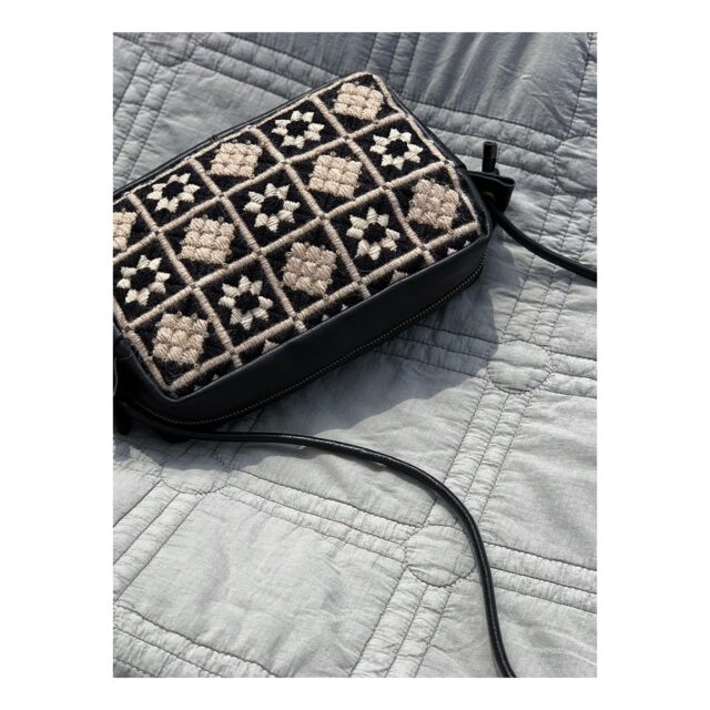 ・
・
・
Quietly, makers converge
𓊗 アリィの冬と夏 Re.17 – 𝚁𝚎𝚏𝚕𝚘𝚛𝚎𝚛𝚎
~ exhibitor introduction ~

◎ YOOI｜毛糸刺繍（バッグ・小物・ブックカバーなど）
📍 神奈川県
@moe_kataoka

毛糸で、ひと針ひと針。
好きなものや日々の出来事が模様になり、
糸の質感や触り心地の違いが、
見るたび触れるたび小さな発見を連れてきます。

どこにでも連れていきたくなるポシェット。
鞄を覗いたとき、心が弾むポーチ。
冬の静けさの中で芽吹く春の気配とともに、
ひと針に込めた小さな光を携えて浜松へ。

┈┈┈┈┈┈┈┈
📎 出展者の背景・情報は公式サイトにて
More details on our website — link in bio

@algvos_sub

—

アリィの冬と夏 Re.17 – 𝚁𝚎𝚏𝚕𝚘𝚛𝚎𝚛𝚎
🗓️ 2026年2月7日（土）– 8日（日）
📍 浜松卸商センター アルラ 全館ほか

#アリィの冬と夏2026
#Re17
#Reflorere
#刺繍
#服飾小物