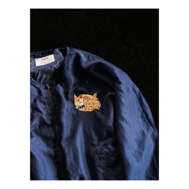 ・
・
・
Quietly, makers converge
𓊗 アリィの冬と夏 Re.17 – 𝚁𝚎𝚏𝚕𝚘𝚛𝚎𝚛𝚎
~ exhibitor introduction ~

◎ look embroidery works｜手刺繍リメイクウェア
📍 愛知県
@look_embroidery_works

usedの服に、手刺繍という新たな息吹を。
素材感を活かしながら、
一点ずつ立ち上がる存在感。

1960–70年代のベトジャンをベースにした
オリジナルの手刺繍。
新たな気持ちで再び紡がれる装いを、
会場でお楽しみください。

┈┈┈┈┈┈┈┈
📎 出展者の背景・情報は公式サイトにて
More details on our website — link in bio

@algvos_sub

—

#アリィの冬と夏2026
#Re17
#Reflorere
#手刺繍
#浜松イベント