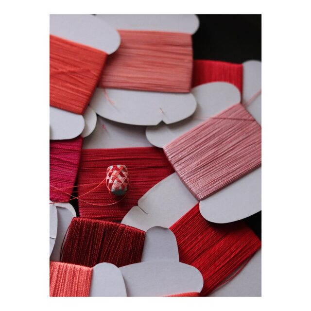 ・
・
・

Quietly, makers converge
𓊗 アリィの冬と夏 Re.17 – 𝚁𝚎𝚏𝚕𝚘𝚛𝚎𝚛𝚎
~ exhibitor introduction ~

◎ アトリエ立夏｜絹糸アクセサリー
📍 京都府　2/8 
@threadjewelry_ricca 

絹糸が織りなす色と模様を生かしたアクセサリー。
刺繍で作る「加賀ゆびぬき」のリングや、
タッセルの耳飾りなど、
日常に寄り添う軽やかな作品が並びます。

移ろう季節の気配を、
装いの中でそっと感じていただけたら。

┈┈┈┈┈┈┈┈
📎 出展者の背景・情報は公式サイトにて
More details on our website — link in bio

@algvos_sub

—

アリィの冬と夏 Re.17 – 𝚁𝚎𝚏𝚕𝚘𝚛𝚎𝚛𝚎
🗓️ 2026年2月7日（土）– 8日（日）
📍 浜松卸商センター アルラ 全館ほか

#アリィの冬と夏2026
#Re17
#Reflorere
#絹糸アクセサリー
#浜松イベント