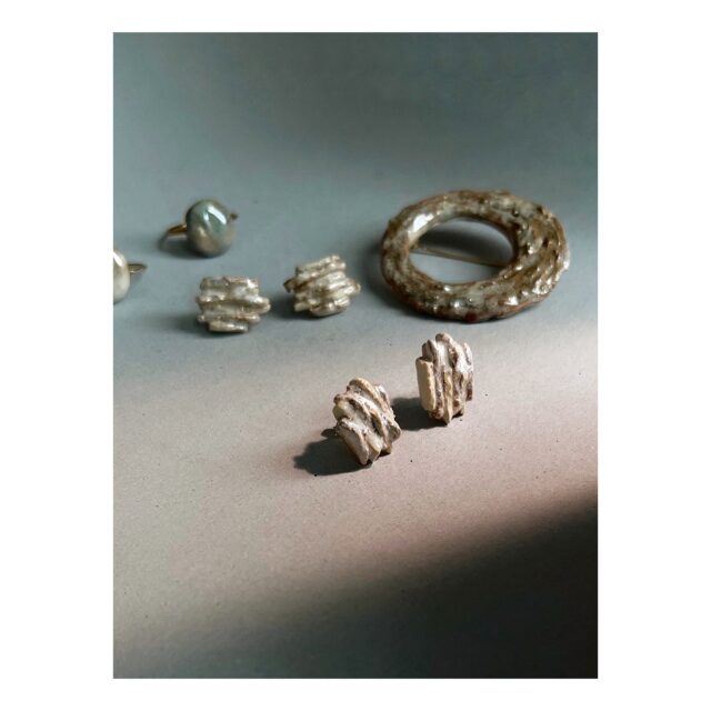 ・
・
・

Quietly, makers converge
𓊗 アリィの冬と夏 Re.17 – 𝚁𝚎𝚏𝚕𝚘𝚛𝚎𝚛𝚎
~ exhibitor introduction ~

◎ SEESAW WORKS｜陶の装身具とオブジェ
📍 兵庫県
@seesaw_works

陶のやわらかな質感と、
釉薬の色合いが生み出す静かな物語。

装身具とオブジェの境界をたゆたうように、
心の風景をかたちにした作品が並びます。
一年半ぶりの出展となる今回、
浜松での再会を楽しみにしています。

┈┈┈┈┈┈┈┈
📎 出展者の背景・情報は公式サイトにて
More details on our website — link in bio

@algvos_sub

—

アリィの冬と夏 Re.17 – 𝚁𝚎𝚏𝚕𝚘𝚛𝚎𝚛𝚎
🗓️ 2026年2月7日（土）– 8日（日）
📍 浜松卸商センター アルラ 全館ほか

#アリィの冬と夏2026
#Re17
#Reflorere
#陶の装身具
#浜松イベント