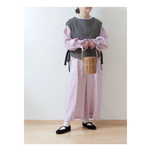 ・
・
・
Quietly, makers converge
𓊗 アリィの冬と夏 Re.17 – 𝚁𝚎𝚏𝚕𝚘𝚛𝚎𝚛𝚎
~ exhibitor introduction ~

◎ LIPLNE｜リネンの服
📍 兵庫県
@liplne_

「ほんのりかわいい
大人のための服」。

リネンを中心とした天然素材で、
穏やかに自分らしく過ごせる一着を。
体のラインを拾いすぎないシルエットと、
着るほどに深まる素材の風合いが魅力です。

クラシカルな佇まいに、
ほんの少しの甘さを添えて。
日々の装いの中で、
自然のぬくもりを感じていただけたら。

┈┈┈┈┈┈┈┈
📎 出展者の背景・情報は公式サイトにて
More details on our website — link in bio

@algvos_sub

—

アリィの冬と夏 Re.17 – 𝚁𝚎𝚏𝚕𝚘𝚛𝚎𝚛𝚎
🗓️ 2026年2月7日（土）– 8日（日）
📍 浜松卸商センター アルラ 全館ほか

#アリィの冬と夏2026
#Re17
#Reflorere
#リネン服
#浜松イベント