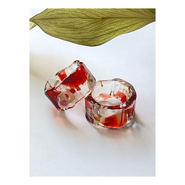 ・
・
・
Quietly, makers converge
𓊗 アリィの冬と夏 Re.17 – 𝚁𝚎𝚏𝚕𝚘𝚛𝚎𝚛𝚎
~ exhibitor introduction ~

◎ ３みっつ｜ガラスの装身具
📍 京都府
@3mitts

強化ガラスで、パーツから。
日常に寄り添うアクセサリーをデザインする
３みっつ（mitts）。

「形を変えてあり続けるガラス」。
光が入り、また始まる。
素材そのものの魅力を、手元で感じてください。

┈┈┈┈┈┈┈┈
📎 出展者の背景・情報は公式サイトにて
More details on our website — link in bio

@algvos_sub

—

#アリィの冬と夏2026
#Re17
#Reflorere
#ガラスアクセサリー 
#浜松イベント