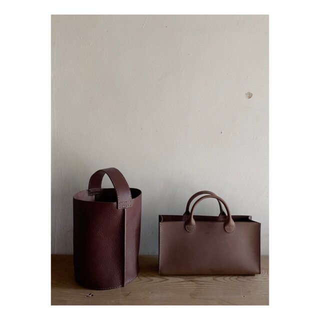 ・
・
・

Quietly, makers converge
𓊗 アリィの冬と夏 Re.17 – 𝚁𝚎𝚏𝚕𝚘𝚛𝚎𝚛𝚎
~ exhibitor introduction ~

◎ 坂田典子｜革バッグ・財布・小物
📍 京都府
@sakata_noriko 

京都・南山城村で、
革のバッグやお財布、小物を制作。
植物タンニンでなめした上質なヌメ革を使い、
ほぼ手縫いで、ひとつひとつ仕上げています。

大量には並べられないからこそ、
革やステッチの色を選べるオーダーも受付。
制作や素材について、
気軽に会話を交わせるのも魅力のひとつです。

┈┈┈┈┈┈┈┈
📎 出展者の背景・情報は公式サイトにて
More details on our website — link in bio

@algvos_sub

—

アリィの冬と夏 Re.17 – 𝚁𝚎𝚏𝚕𝚘𝚛𝚎𝚛𝚎
🗓️ 2026年2月7日（土）– 8日（日）
📍 浜松卸商センター アルラ 全館ほか

#アリィの冬と夏2026
#Re17
#Reflorere
#革バッグ
#浜松イベント