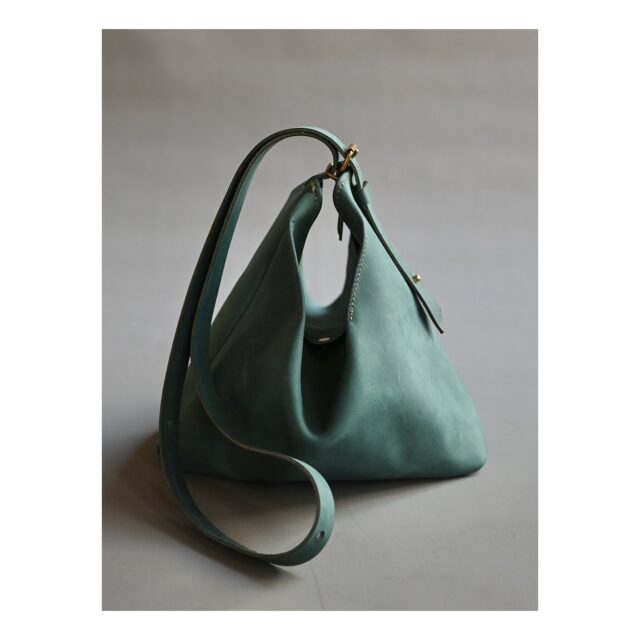 ・
・
・

Quietly, makers converge
𓊗 アリィの冬と夏 Re.17 – 𝚁𝚎𝚏𝚕𝚘𝚛𝚎𝚛𝚎
~ exhibitor introduction ~

◎ komachi｜革鞄・革小物・革装身具
📍 静岡県
@komachi_works 

「革で繋ぐ発想と可能性」。
道具としての機能を大切に、
身の周りのものから着想を得て制作される革製品。

天然素材ならではの個体差を見極めながら、
使い手の時間とともに表情を深めていきます。

2年ぶりの出展となる今回は、
【Reflorere 〜光のはじまりに】をテーマに。
廃棄される茶葉を用いた革のお茶染め、
鉄媒染で描いた一点ものの表現にもご注目ください。

┈┈┈┈┈┈┈┈
📎 出展者の背景・情報は公式サイトにて
More details on our website — link in bio

@algvos_sub

—

アリィの冬と夏 Re.17 – 𝚁𝚎𝚏𝚕𝚘𝚛𝚎𝚛𝚎
🗓️ 2026年2月7日（土）– 8日（日）
📍 浜松卸商センター アルラ 全館ほか

#アリィの冬と夏2026
#Re17
#Reflorere
#革のもの
#浜松イベント