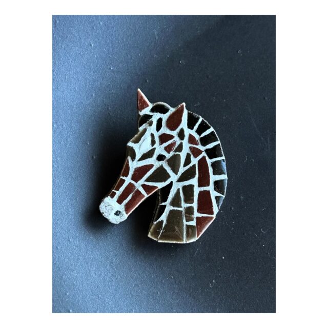 ・
・
・

Quietly, makers converge
𓊗 アリィの冬と夏 Re.17 – 𝚁𝚎𝚏𝚕𝚘𝚛𝚎𝚛𝚎
~ exhibitor introduction ~

◎ オグリサカン分室｜小さなモザイクアート
📍 岐阜県
@ogurisakan015 

岐阜県恵那市の山あいで生まれる、
タイルやセメントを用いた小さなモザイクアート。

光を受けてきらりと表情を変えるブローチは、
デザインも、個性も、
そっと光る存在です。

装いの中に、
小さなアクセントと遊び心を。

┈┈┈┈┈┈┈┈
📎 出展者の背景・情報は公式サイトにて
More details on our website — link in bio

@algvos_sub

—

アリィの冬と夏 Re.17 – 𝚁𝚎𝚏𝚕𝚘𝚛𝚎𝚛𝚎
🗓️ 2026年2月7日（土）– 8日（日）
📍 浜松卸商センター アルラ 全館ほか

#アリィの冬と夏2026
#Re17
#Reflorere
#モザイクアート
#浜松イベント