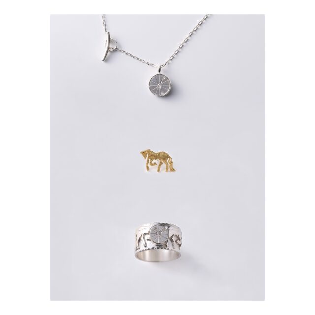 ・
・
・

Quietly, makers converge
𓊗 アリィの冬と夏 Re.17 – 𝚁𝚎𝚏𝚕𝚘𝚛𝚎𝚛𝚎
~ exhibitor introduction ~

◎ nigura｜装身具（リング・ピアス・ネックレス・ブローチ）
📍 東京都
@nigura_jp 

ジュエリーデザイナーとしての経験を経て、
貴金属による彫金制作を続ける nigura。

一点ずつしか生まれないかたちを大切に、
金属で表現されています。
今回は、パーソナルオーダーが可能なシリーズも、
ご覧いただきやすい展示に。

日々の暮らしの中で、
ほのかに光る不確かなもの。
そっと背中を押す、お守りのような一点を。
二度目の出店となる今回、
静岡での再会を楽しみにしています。

┈┈┈┈┈┈┈┈
📎 出展者の背景・情報は公式サイトにて
More details on our website — link in bio

@algvos_sub

—

アリィの冬と夏 Re.17 – 𝚁𝚎𝚏𝚕𝚘𝚛𝚎𝚛𝚎
🗓️ 2026年2月7日（土）– 8日（日）
📍 浜松卸商センター アルラ 全館ほか

#アリィの冬と夏2026
#Re17
#Reflorere
#装身具
#浜松イベント