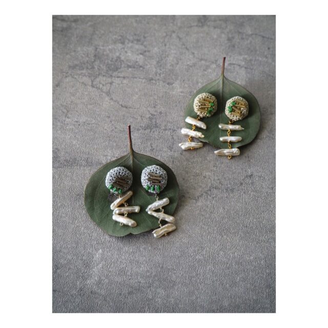 ・
・
・

Quietly, makers converge
𓊗 アリィの冬と夏 Re.17 – 𝚁𝚎𝚏𝚕𝚘𝚛𝚎𝚛𝚎
~ exhibitor introduction ~

◎ coccinea｜糸のアクセサリー
📍 愛知県
@__coccinea 

糸を使ったアクセサリーづくり。
かぎ編みやタティングレース
糸の切れ端を樹脂で固めた「糸粒」シリーズなど
さまざまな糸の質感を提案しています。

編むことと向き合いながら
活動を始めた頃のキラキラした気持ちを思い出して。
軽やかで、どこかやさしい佇まいの装身具です。

┈┈┈┈┈┈┈┈
📎 出展者の背景・情報は公式サイトにて
More details on our website — link in bio

@algvos_sub

—

アリィの冬と夏 Re.17 – 𝚁𝚎𝚏𝚕𝚘𝚛𝚎𝚛𝚎
🗓️ 2026年2月7日（土）– 8日（日）
📍 浜松卸商センター アルラ 全館ほか

#アリィの冬と夏2026
#Re17
#Reflorere
#糸のアクセサリー 
#浜松イベント