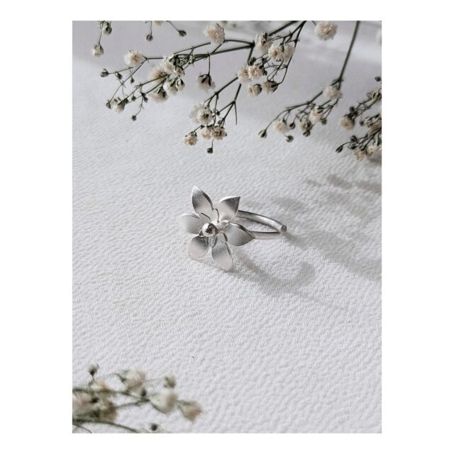 ・
・
・

Quietly, makers converge
𓊗 アリィの冬と夏 Re.17 – 𝚁𝚎𝚏𝚕𝚘𝚛𝚎𝚛𝚎
~ exhibitor introduction ~

◎ SHINO｜植物モチーフの装身具とオブジェ
📍 滋賀県
@orbshino 

光るもの、細かいもの、小さいもの。
そして、動植物。
好きなものに出会ったとき、
世界が少し静かになる、その感覚を大切に。

植物をモチーフにした金属の装身具やオブジェは、
そっと佇み、身の回りに静かな余白をもたらします。

少しずつ春の色を探し始める季節に、
心が落ち着くひとつを。

┈┈┈┈┈┈┈┈
📎 出展者の背景・情報は公式サイトにて
More details on our website — link in bio

@algvos_sub

—

アリィの冬と夏 Re.17 – 𝚁𝚎𝚏𝚕𝚘𝚛𝚎𝚛𝚎
🗓️ 2026年2月7日（土）– 8日（日）
📍 浜松卸商センター アルラ 全館ほか

#アリィの冬と夏2026
#Re17
#Reflorere
#金工
#浜松イベント