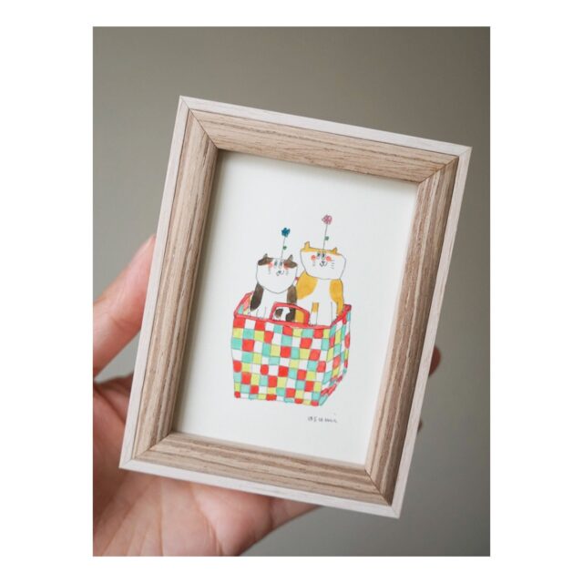 ・
・
・

Quietly, makers converge
𓊗 アリィの冬と夏 Re.17 – 𝚁𝚎𝚏𝚕𝚘𝚛𝚎𝚛𝚎
~ exhibitor introduction ~

◎ iwashikujira｜イラスト・イラスト雑貨
📍 三重県
@iwashikujira 

水彩で描かれた、
やさしくて少し力の抜けたイラストたち。

小さな額入り原画や紙雑貨、
その場で描く、ゆるい似顔絵も並びます。
春が近づく気配に、
思わず心がほどけるようなひとコマを。

日常の中に、
そっと寄り添うイラストです。

┈┈┈┈┈┈┈┈
📎 出展者の背景・情報は公式サイトにて
More details on our website — link in bio

@algvos_sub

—

アリィの冬と夏 Re.17 – 𝚁𝚎𝚏𝚕𝚘𝚛𝚎𝚛𝚎
🗓️ 2026年2月7日（土）– 8日（日）
📍 浜松卸商センター アルラ 全館ほか

#アリィの冬と夏2026
#Re17
#Reflorere
#イラスト
#浜松イベント