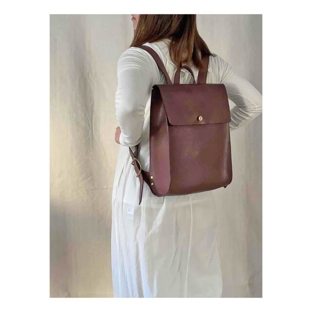 ・
・
・

Quietly, makers converge
𓊗 アリィの冬と夏 Re.17 – 𝚁𝚎𝚏𝚕𝚘𝚛𝚎𝚛𝚎
~ exhibitor introduction ~

◎ studio FAVORI｜革鞄・革財布・革小物
📍 山梨県
@studio_favori 

意匠だけでなく、
日々の暮らしに寄り添う
“道具としての革もの”。

さらりと手肌になじむ革と、
使うほどに艶を増す素材。
実質的であること、その普通さが、
長く使いたくなる理由です。

春を待ちわびるこの季節に、
新しい日々の道具を。

┈┈┈┈┈┈┈┈
📎 出展者の背景・情報は公式サイトにて
More details on our website — link in bio

@algvos_sub

—

アリィの冬と夏 Re.17 – 𝚁𝚎𝚏𝚕𝚘𝚛𝚎𝚛𝚎
🗓️ 2026年2月7日（土）– 8日（日）
📍 浜松卸商センター アルラ 全館ほか

#アリィの冬と夏2026
#Re17
#Reflorere
#革のある暮らし
#浜松イベント