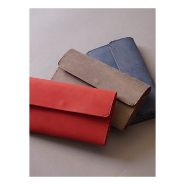 ・
・
・

Quietly, makers converge
𓊗 アリィの冬と夏 Re.17 – 𝚁𝚎𝚏𝚕𝚘𝚛𝚎𝚛𝚎
~ exhibitor introduction ~

◎ 革もの工房 tickle｜革小物・革カバン
📍 奈良県
@kawamonokoubou_tickle_gallery 

「いつもそばにある　気づけば手にしている」
そんな存在を目指した革ものづくり。

日々の暮らしの中で
自然と寄り添い続けるかたちを大切にしています。
一年のはじまりに
また新たな出会いがありますように。

┈┈┈┈┈┈┈┈
📎 出展者の背景・情報は公式サイトにて
More details on our website — link in bio

@algvos_sub

—

アリィの冬と夏 Re.17 – 𝚁𝚎𝚏𝚕𝚘𝚛𝚎𝚛𝚎
🗓️ 2026年2月7日（土）– 8日（日）
📍 浜松卸商センター アルラ 全館ほか

#アリィの冬と夏2026
#Re17
#Reflorere
#革小物
#浜松イベント