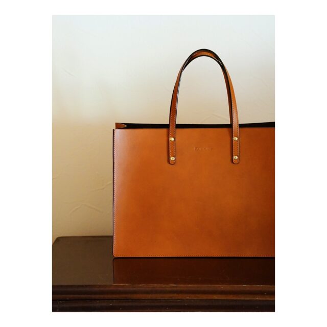 ・
・
・

Quietly, makers converge
𓊗 アリィの冬と夏 Re.17 – 𝚁𝚎𝚏𝚕𝚘𝚛𝚎𝚛𝚎
~ exhibitor introduction ~

◎ TSUKIKUSA｜革の財布・鞄・小物
📍 大阪府
@tsukikusa_official 

「小ささ」「薄さ」をテーマに、
長く使うほどに愛着が増す革製品を制作。
さらりとした使い心地と、
エイジングの美しさが魅力です。

革製品づくりに携わってきた経験を重ね、
丈夫でシンプル、
日常に自然と馴染むかたちへ。

新しい素材や鞄の試みも並ぶ今回。
ぜひ手に取ってお楽しみください。

┈┈┈┈┈┈┈┈
📎 出展者の背景・情報は公式サイトにて
More details on our website — link in bio

@algvos_sub

—

アリィの冬と夏 Re.17 – 𝚁𝚎𝚏𝚕𝚘𝚛𝚎𝚛𝚎
🗓️ 2026年2月7日（土）– 8日（日）
📍 浜松卸商センター アルラ 全館ほか

#アリィの冬と夏2026
#Re17
#Reflorere
#革財布
#浜松イベント