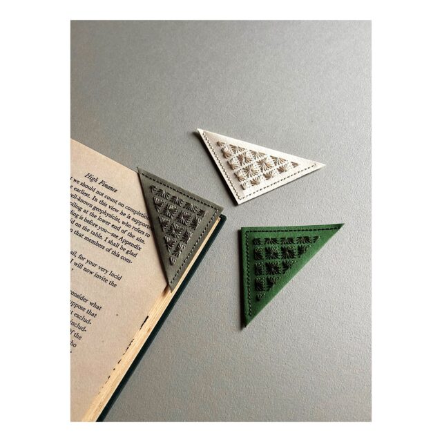 ・
・
・

Quietly, makers converge
𓊗 アリィの冬と夏 Re.17 – 𝚁𝚎𝚏𝚕𝚘𝚛𝚎𝚛𝚎
~ exhibitor introduction ~

◎ soeru craft｜紙もの・紙刺繍のアート
📍 埼玉県
@soeru_craft 

紙を切り貼りし、
糸で刺繍を施しながら生まれる紙もの。

紙と糸、異なる素材を重ねることで生まれる
やわらかな表情と新鮮さ。
暮らしや想いに、
そっと彩りを添える作品です。

“Reflorere ― 再び花ひらく”。
ときめきを感じる瞬間を、ぜひ。

┈┈┈┈┈┈┈┈
📎 出展者の背景・情報は公式サイトにて
More details on our website — link in bio

@algvos_sub

—

アリィの冬と夏 Re.17 – 𝚁𝚎𝚏𝚕𝚘𝚛𝚎𝚛𝚎
🗓️ 2026年2月7日（土）– 8日（日）
📍 浜松卸商センター アルラ 全館ほか

#アリィの冬と夏2026
#Re17
#Reflorere
#紙刺繍
#浜松イベント