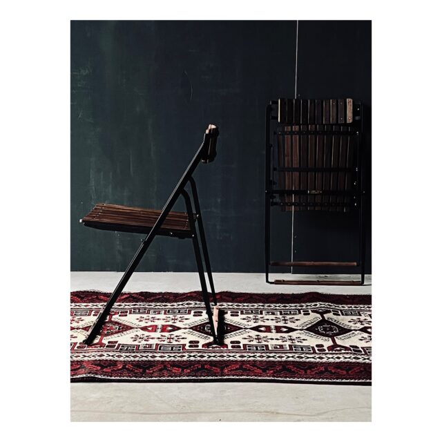 ・
・
・

Quietly, makers converge
𓊗 アリィの冬と夏 Re.17 – 𝚁𝚎𝚏𝚕𝚘𝚛𝚎𝚛𝚎
~ exhibitor introduction ~

◎ sunnyside handwork｜鉄とウォルナット
📍 愛知県
@sunnyside_handwork 

鉄・木・革を用い、
丁寧な手仕事から生まれる折り畳める家具。

室内はもちろん、
ベランダや庭、キャンプなど、
心地よい場所へ軽やかに持ち出せます。

やわらかな光の差し込む季節に。
お気に入りの椅子と過ごす、
穏やかな時間を。

┈┈┈┈┈┈┈┈
📎 出展者の背景・情報は公式サイトにて
More details on our website — link in bio

@algvos_sub

—

アリィの冬と夏 Re.17 – 𝚁𝚎𝚏𝚕𝚘𝚛𝚎𝚛𝚎
🗓️ 2026年2月7日（土）– 8日（日）
📍 浜松卸商センター アルラ 全館ほか

#アリィの冬と夏2026
#Re17
#Reflorere
#手仕事の家具
#浜松イベント