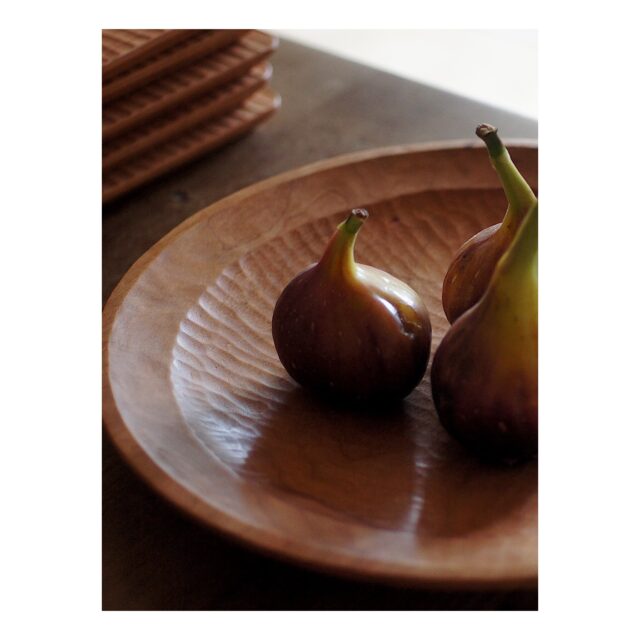 ・
・
・

Quietly, makers converge
𓊗 アリィの冬と夏 Re.17 – 𝚁𝚎𝚏𝚕𝚘𝚛𝚎𝚛𝚎
~ exhibitor introduction ~

◎ アトリエつみき屋｜木皿・カトラリー・アクセサリー
📍 愛知県
@tumikiya_wood 

毎日の暮らしの中で
心がふくらむ道具でありたい。

ゆっくり育った天然木を削り
数十年後の姿を想像しながら制作されています。
小さな「遊び」と「工夫」を込めた
やさしく語りかける木のモノたちです。

春へとひらくこの季節に
会場でお会いできるのを楽しみに。

┈┈┈┈┈┈┈┈
📎 出展者の背景・情報は公式サイトにて
More details on our website — link in bio

@algvos_sub

—

#アリィの冬と夏2026
#Re17
#Reflorere
#木の道具
#浜松イベント