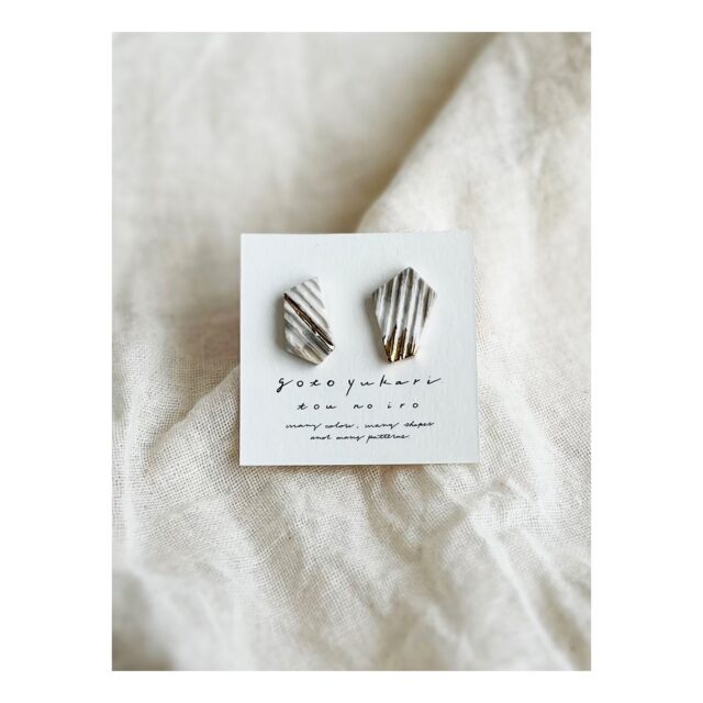 ・
・
・

Quietly, makers converge
𓊗 アリィの冬と夏 Re.17 – 𝚁𝚎𝚏𝚕𝚘𝚛𝚎𝚛𝚎
~ exhibitor introduction ~

◎ ゴトウユカリ｜陶の装身具
📍 岐阜県
@un_yunyu 

色や形、模様の異なる陶の装身具。
描いた模様を押し、
自然に溶け込む色や、
錆や黴のような深みのある色を重ねながら、
感じたままに、絵を描くように制作されています。

季節やその日の気分に寄り添う一点。
金彩がきらりと光る瞬間を、
どうぞ手に取ってお楽しみください。

┈┈┈┈┈┈┈┈
📎 出展者の背景・情報は公式サイトにて
More details on our website — link in bio

@algvos_sub

—

アリィの冬と夏 Re.17 – 𝚁𝚎𝚏𝚕𝚘𝚛𝚎𝚛𝚎
🗓️ 2026年2月7日（土）– 8日（日）
📍 浜松卸商センター アルラ 全館ほか

#アリィの冬と夏2026
#Re17
#Reflorere
#陶の装身具
#浜松イベント