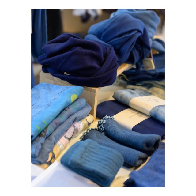 ・
・
・

Quietly, makers converge
𓊗 アリィの冬と夏 Re.17 – 𝚁𝚎𝚏𝚕𝚘𝚛𝚎𝚛𝚎
~ exhibitor introduction ~

◎ 紺屋仁｜藍染カシミア・衣服
📍 三重県
@konya_jin 

土づくりから藍草の栽培
すくも作り、藍建て、藍染まで。
一貫して「藍」という自然の色と向き合い続けています。

多様な時間と自然のプロセスを経て生まれる
透き通るように光を跳ね返す青。
貴重な藍染カシミアと
オーガニックコットンの新作ロンTが並びます。

その青の深さを、ぜひ会場で。

┈┈┈┈┈┈┈┈
📎 出展者の背景・情報は公式サイトにて
More details on our website — link in bio

@algvos_sub

—

#アリィの冬と夏2026
#Re17
#Reflorere
#藍染
#紺屋仁
