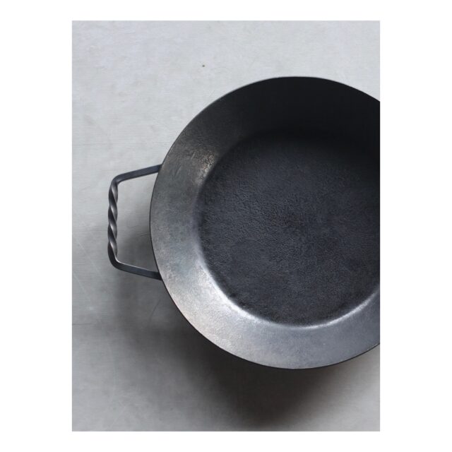 ・
・
・

Quietly, makers converge
𓊗 アリィの冬と夏 Re.17 – 𝚁𝚎𝚏𝚕𝚘𝚛𝚎𝚛𝚎
~ exhibitor introduction ~

◎ studio SHIMONE｜鉄フライパン
📍 大阪府
@studio_shimone 

鍛造による鉄のフライパンを
ひとつひとつ手がけています。

使う人の手に馴染み
日々の暮らしにそっと寄り添う道具。
鉄の温もりと
使い込むほどに育つ心地よさを
ぜひ感じてみてください。

┈┈┈┈┈┈┈┈
📎 出展者の背景・情報は公式サイトにて
More details on our website — link in bio

@algvos_sub

—

アリィの冬と夏 Re.17 – 𝚁𝚎𝚏𝚕𝚘𝚛𝚎𝚛𝚎
🗓️ 2026年2月7日（土）– 8日（日）
📍 浜松卸商センター アルラ 全館ほか

#アリィの冬と夏2026
#Re17
#Reflorere
#鉄フライパン
#浜松イベント