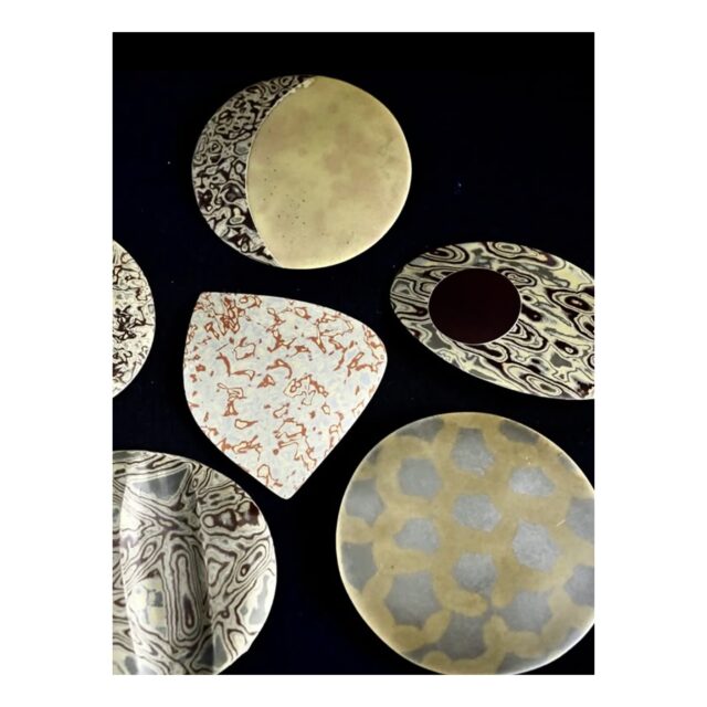 ・
・
・

Quietly, makers converge
𓊗 アリィの冬と夏 Re.17 – 𝚁𝚎𝚏𝚕𝚘𝚛𝚎𝚛𝚎
~ exhibitor introduction ~

◎ Blacksmith er｜花器・装飾品
📍 愛媛県
@blacksmith_er

西洋鍛治の技法を用い
鍛造ならではの質感と
古典的な美しさを大切にした鉄の作品。

ダマスカス鋼や木目金など
積層材が生む表情も魅力です。
初出展となるこの場に
新たな光を宿した作品を携えて。

┈┈┈┈┈┈┈┈
📎 出展者の背景・情報は公式サイトにて
More details on our website — link in bio

@algvos_sub

—

アリィの冬と夏 Re.17 – 𝚁𝚎𝚏𝚕𝚘𝚛𝚎𝚛𝚎
🗓️ 2026年2月7日（土）– 8日（日）
📍 浜松卸商センター アルラ 全館ほか

#アリィの冬と夏2026
#Re17
#Reflorere
#鍛造
#浜松イベント