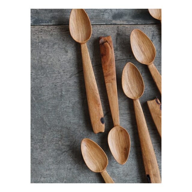 ・
・
・

Quietly, makers converge
𓊗 アリィの冬と夏 Re.17 – 𝚁𝚎𝚏𝚕𝚘𝚛𝚎𝚛𝚎
~ exhibitor introduction ~

◎ 山田哲也｜木のカトラリー・器
📍 島根県
@tetsuya_yamada0514 

生活の中から湧き上がる「形」を源に
食事にまつわる木の道具を制作。

島根県産の木や
自宅裏山で伐採した木を用い
ノミや南京鉋で丁寧に削り出しています。

手に取って
ふれてこそ伝わる木の感触を
ぜひ会場で。

┈┈┈┈┈┈┈┈
📎 出展者の背景・情報は公式サイトにて
More details on our website — link in bio

@algvos_sub

—

#アリィの冬と夏2026
#Re17
#Reflorere
#木の器
#山田哲也