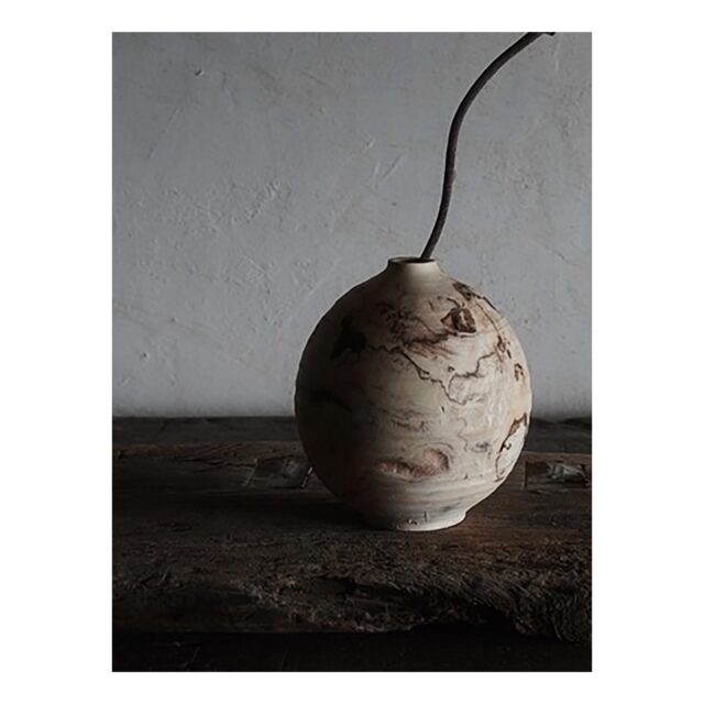 ・
・
・

Quietly, makers converge
𓊗 アリィの冬と夏 Re.17 – 𝚁𝚎𝚏𝚕𝚘𝚛𝚎𝚛𝚎
~ exhibitor introduction ~

◎ 駒田雄蔵｜木の器・花器
📍 栃木県
@yuzo_komada 

木工旋盤と手彫りによって生まれる
日常使いの器や花器、そしてオブジェ。

木がもつ個性を見極めながら
自身の造形や感性を重ね
一点一点かたちにしています。

2026年最初のクラフトフェア。
光輝く一年のはじまりに
木のぬくもりをお届けします。

┈┈┈┈┈┈┈┈
📎 出展者の背景・情報は公式サイトにて
More details on our website — link in bio

@algvos_sub

—

アリィの冬と夏 Re.17 – 𝚁𝚎𝚏𝚕𝚘𝚛𝚎𝚛𝚎
🗓️ 2026年2月7日（土）– 8日（日）
📍 浜松卸商センター アルラ 全館ほか

#アリィの冬と夏2026
#Re17
#Reflorere
#木の器
#浜松イベント