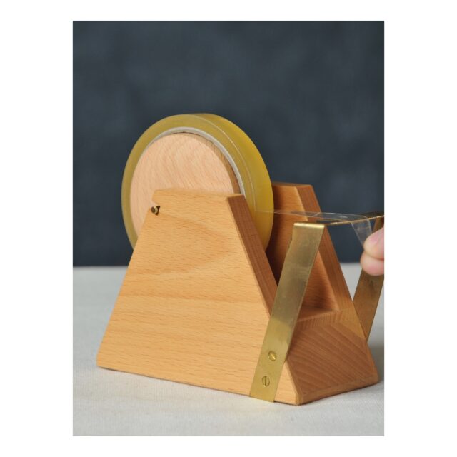 ・
・
・

Quietly, makers converge
𓊗 アリィの冬と夏 Re.17 – 𝚁𝚎𝚏𝚕𝚘𝚛𝚎𝚛𝚎
~ exhibitor introduction ~

◎ CHN｜木の家具・木製雑貨
📍 兵庫県
@chn_woodworks.design 

暮らしの中で
人と物が時間をかけて関係を築いていく。
そんな姿を想像しながら
家具や木製雑貨を制作しています。

手作業で仕上げられたテープカッターなど
手に伝わる感触や音も含めた「体験」を。
初出展となるこの機会に
ぜひ実際に触れてみてください。

┈┈┈┈┈┈┈┈
📎 出展者の背景・情報は公式サイトにて
More details on our website — link in bio

@algvos_sub

—

#アリィの冬と夏2026
#Re17
#Reflorere
#木工
#テープカッター