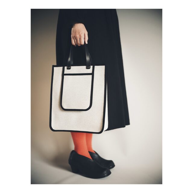 ・
・
・

Quietly, makers converge
𓊗 アリィの冬と夏 Re.17 – 𝚁𝚎𝚏𝚕𝚘𝚛𝚎𝚛𝚎
~ exhibitor introduction ~

◎ Souta Bags｜布カバン・革小物
📍 北海道
@souta.bags 

大阪生まれ、北海道在住。
20代・30代をスウェーデンで過ごした経験から育まれた
ミニマルで静かなものづくり。

帆布のバッグや革小物は
使う人の個性と自然に溶け込み
日々の暮らしにそっと寄り添う存在です。

旅の中で出会った
誠実な手しごとから生まれた素材を用い
一針一針、時間を重ねて仕立てられた道具たち。

「シンプルの中に在る豊かさ」を
春を待つ季節の装いに。

┈┈┈┈┈┈┈┈
📎 出展者の背景・情報は公式サイトにて
More details on our website — link in bio

@algvos_sub

—

アリィの冬と夏 Re.17 – 𝚁𝚎𝚏𝚕𝚘𝚛𝚎𝚛𝚎
🗓️ 2026年2月7日（土）– 8日（日）
📍 浜松卸商センター アルラ 全館ほか

#アリィの冬と夏2026
#Re17
#Reflorere
#帆布バッグ
#革小物