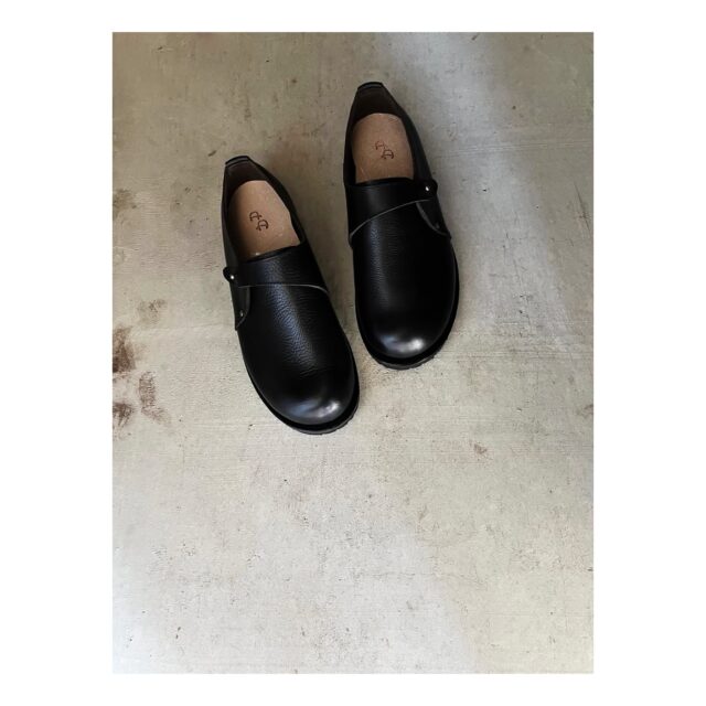 ・
・
・

Quietly, makers converge
𓊗 アリィの冬と夏 Re.17 – 𝚁𝚎𝚏𝚕𝚘𝚛𝚎𝚛𝚎
~ exhibitor introduction ~

◎ 吉永恭子｜靴・バッグ・革小物
📍 静岡県
@yosi_shoes_ 

簡単な足の計測とフィッティングをもとに
セミオーダーで仕立てる革靴。

環境負荷の少ない伝統製法でつくられた革を使用し
足に寄り添う一足を丁寧に制作しています。

二度目のアリィ。
またこの空間でお会いできることを楽しみにしています。

┈┈┈┈┈┈┈┈
📎 出展者の背景・情報は公式サイトにて
More details on our website — link in bio

@algvos_sub

—

#アリィの冬と夏2026
#Re17
#Reflorere
#革靴
#yosishoes