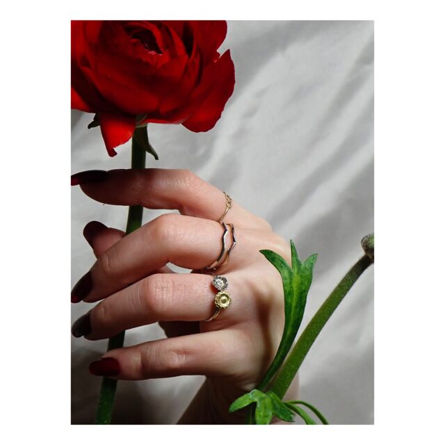 ・
・
・

Quietly, makers converge
𓊗 アリィの冬と夏 Re.17 – 𝚁𝚎𝚏𝚕𝚘𝚛𝚎𝚛𝚎
~ exhibitor introduction ~

◎ 𝟐𝟑 𝒇𝒖𝒎𝒊｜彫金ジュエリー
📍 京都府
@23_fumi_kyoto 

「手紙を綴るように、ひとつひとつ丁寧に」。
贈る人、身につける人の想いをのせた彫金ジュエリー。

小さな世界に、新しい光が届くとき。
春の花が一斉に咲きはじめるような
繊細な表現が広がります。

ぜひルーペで
その小さな物語を覗いてみてください。

┈┈┈┈┈┈┈┈
📎 出展者の背景・情報は公式サイトにて
More details on our website — link in bio

@algvos_sub

—

アリィの冬と夏 Re.17 – 𝚁𝚎𝚏𝚕𝚘𝚛𝚎𝚛𝚎
🗓️ 2026年2月7日（土）– 8日（日）
📍 浜松卸商センター アルラ 全館ほか

#アリィの冬と夏2026
#Re17
#Reflorere
#彫金
#ジュエリー