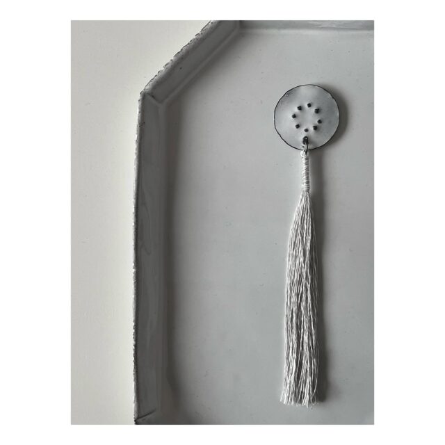 ・
・
・

Quietly, makers converge
𓊗 アリィの冬と夏 Re.17 – 𝚁𝚎𝚏𝚕𝚘𝚛𝚎𝚛𝚎
~ exhibitor introduction ~

◎ 纏う金属｜鉄と白釉の装身具
📍 千葉県
@mato_kinzoku 

鉄に白釉を焼きつけた
黒と白のコントラストが際立つ装身具。

鉄の特性を活かしたマグネットブローチや
苧麻をあしらった作品など
引き算の美学が息づく静かな佇まいです。

つくり手の手から生まれた装身具が携える
ちいさな光のような気配を  ぜひ手元で。

┈┈┈┈┈┈┈┈
📎 出展者の背景・情報は公式サイトにて
More details on our website — link in bio

@algvos_sub

—

#アリィの冬と夏2026
#Re17
#Reflorere
#金工
#装身具