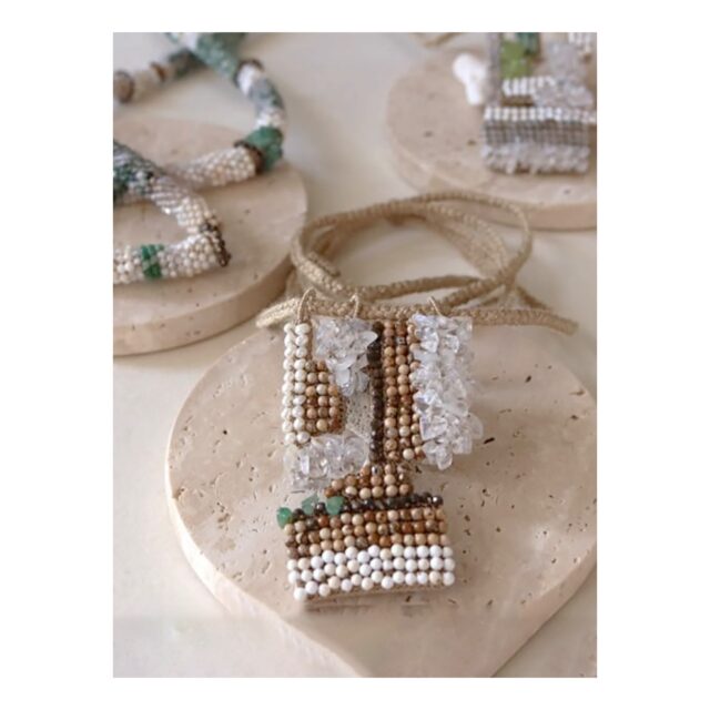 ・
・
・

Quietly, makers converge
𓊗 アリィの冬と夏 Re.17 – 𝚁𝚎𝚏𝚕𝚘𝚛𝚎𝚛𝚎
~ exhibitor introduction ~

◎ OGiSO｜装身具
📍 愛知県
@ogiso_art.pieces 

絹糸に通した鉱物のかけらを
かぎ針で編みつなぐ装身具。

石の存在感と
絹糸のやわらかな触れ心地。
素朴さと力強さが静かに響き合います。

今季は、春のやわらかな光を思わせる
ローズクォーツを用いた作品が並びます。
淡い光を編み込んだ装身具を、ぜひ手に取って。

┈┈┈┈┈┈┈┈
📎 出展者の背景・情報は公式サイトにて
More details on our website — link in bio

@algvos_sub

—

アリィの冬と夏 Re.17 – 𝚁𝚎𝚏𝚕𝚘𝚛𝚎𝚛𝚎
🗓️ 2026年2月7日（土）– 8日（日）
📍 浜松卸商センター アルラ 全館ほか

#アリィの冬と夏2026
#Re17
#Reflorere
#装身具
#鉱物ジュエリー