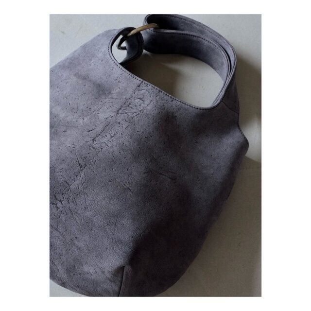 ・
・
・

Quietly, makers converge
𓊗アリィの冬と夏 Re.17 – 𝚁𝚎𝚏𝚕𝚘𝚛𝚎𝚛𝚎
~ exhibitor introduction ~

◎ R.BROWN Labo｜革のバッグ・財布・革小物
📍 大阪府
@r.brown_labo 

素材の表情を活かした
シンプルでいて奥行きのある革ものづくり。

使うほどに馴染み
暮らしの中で静かに存在感を深めていく形を目指し
日々丁寧に制作されています。

一年ぶりのアリィ。
新しく取り入れた素材とともに
ぜひ手に取って、その質感を感じてください。

┈┈┈┈┈┈┈┈
📎 出展者の背景・情報は公式サイトにて
More details on our website — link in bio

@algvos_sub

—

アリィの冬と夏 Re.17 – 𝚁𝚎𝚏𝚕𝚘𝚛𝚎𝚛𝚎
🗓️ 2026年2月7日（土）– 8日（日）
📍 浜松卸商センター アルラ 全館ほか

#アリィの冬と夏2026
#Re17
#Reflorere
#革小物
#レザーバッグ