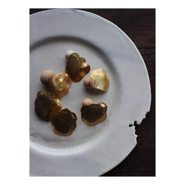 ・
・
・

Quietly, makers converge
𓊗アリィの冬と夏 Re.17 – 𝚁𝚎𝚏𝚕𝚘𝚛𝚎𝚛𝚎
~ exhibitor introduction ~

◎ votrepage｜アクセサリー
📍 奈良県
@votrepage 

天然石、金属、糸。
身に馴染む素材を組み合わせ
アクセサリーを制作しています。

既製品とハンドクラフトの
その境界線のあたりで生まれる
「ありそうで、ないもの」。

装いにそっと溶け込みながら
気づくと手が伸びている。
そんな存在を、ぜひ見つけにいらしてください。

┈┈┈┈┈┈┈┈
📎 出展者の背景・情報は公式サイトにて
More details on our website — link in bio

@algvos_sub

—

#アリィの冬と夏2026
#Re17
#Reflorere
#アクセサリー
#浜松イベント