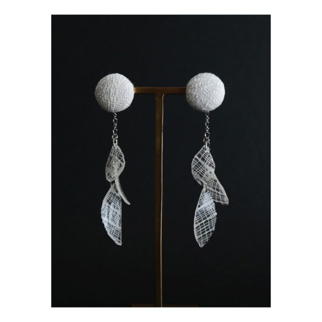 ・
・
・

Quietly, makers converge
𓊗 アリィの冬と夏 Re.17 – 𝚁𝚎𝚏𝚕𝚘𝚛𝚎𝚛𝚎
~ exhibitor introduction ~

◎ 宮瀬 加奈子｜染織の装身具・装飾品
📍 愛知県
@pom.miyase 

三河木綿の産地・蒲郡で
植物を育て、糸を染め、手織りするところから。
すべての工程をひとりで手がける、染織の装身具。

手織りの風合いを感じるシリーズと
樹脂加工で光をまとわせたシリーズ。
日々にそっと寄り添い
永くともに過ごせるデザインが並びます。

繊細な糸から生まれる表情を
ゆっくりとご覧ください。

┈┈┈┈┈┈┈┈
📎 出展者の背景・情報は公式サイトにて
More details on our website — link in bio

@algvos_sub

—

#アリィの冬と夏2026
#Re17
#Reflorere
#染織
#装身具