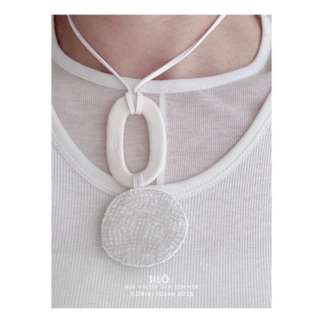 ・
・
・

Quietly edited, carefully presented
装いと手しごとの、五月の編集室
𓊗 silo/s 2026
~ exhibitor introduction ~

◎ 天野菜美子｜装身具
📍 兵庫
@blanc_et_noir_2012

年代物のビーズを手刺繍したパーツと、
手捻りしたクレイを組み合わせた
白と黒の装身具。

日々の暮らしや旅先の光景から生まれる、
一点もののかたちです。

工藝とファッション、
そしてアートのあいだにあるような表現。

身につける人それぞれの解釈を受けとめる、
静かな余白を残した作品です。

—

Minimal jewelry combining vintage beads
and hand-shaped clay.

Between craft, fashion and art,
each piece leaves space for the wearer’s story.

┈┈┈┈┈┈┈┈

silo/s 2026
装いと手しごとの、五月の編集室

🗓️ 2026年5月8日（金）–10日（日）
📍 遠鉄百貨店 本館8F 催会場

#手仕事のある暮らし
#生活工芸
#装身具
#浜松イベント
#silos_hamamatsu